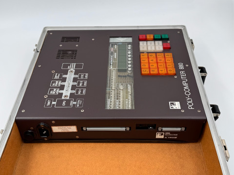 Poly-Computer_880