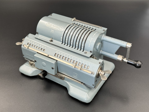 I00080_Feliks_M_Rechenmaschine_01